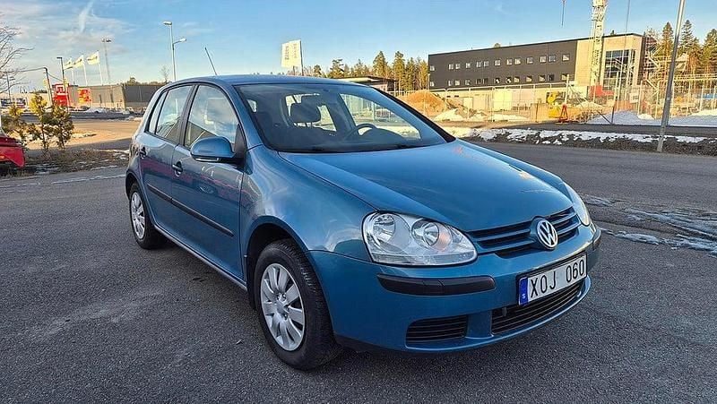 Begagnad VW Golf IV Trendline 102 HK (75 kW) 2006 Blå Halvkombi