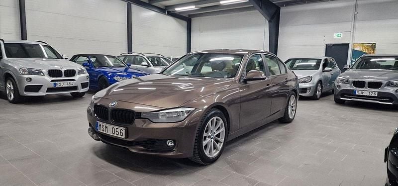 Blå Begagnad 2012 BMW 328 Sport Line Sedan | 114 900 kr (Marknadspris) - Bild 1/4