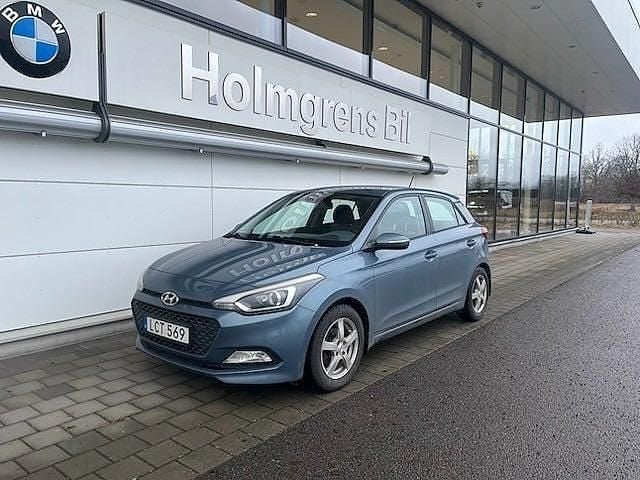 Blå Begagnad 2015 Hyundai i20 Comfort Halvkombi | 79 800 kr (Marknadspris) - Bild 1/3