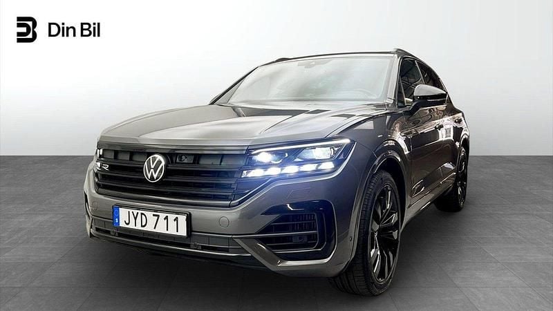 Grå (silizium grey metallic) Begagnad 2022 VW Touareg R-line SUV | 649 900 kr (Bra pris) - Bild 1/4