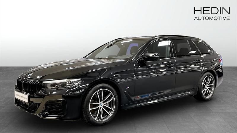 Svart Begagnad 2023 BMW 520 M Sport Kombi | 498 400 kr (Dyr) - Bild 1/4