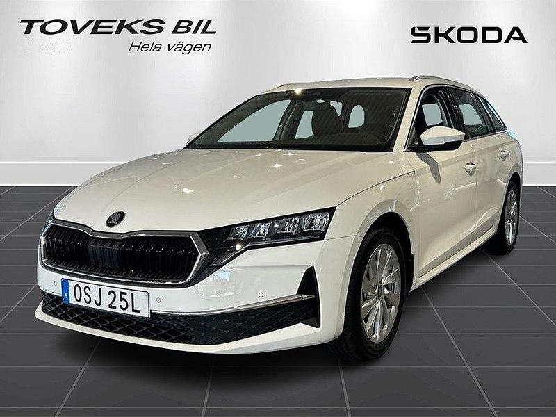 Vit (candy white) Ny 2025 Skoda Octavia Selection Kombi | 362 000 kr (Marknadspris) - Bild 1/4