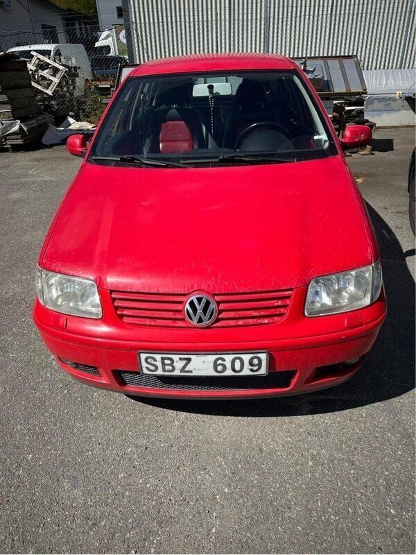 Röd Begagnad 2001 VW Polo Halvkombi | 13 000 kr - Bild 1/4