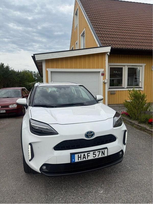 Vit Begagnad 2022 Toyota Yaris Cross Active SUV | 259 900 kr (Marknadspris) - Bild 1/4