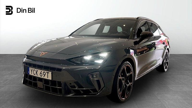 Mörkgrå Begagnad 2024 Cupra Leon VZ Kombi | 439 900 kr - Bild 1/4