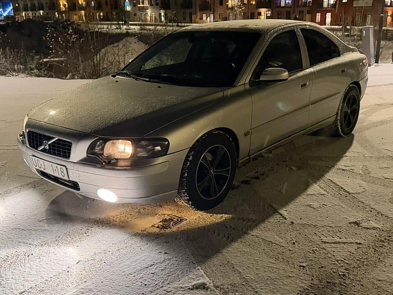 Begagnad 2004 Volvo S60 Sedan | 29 900 kr (Marknadspris) - Bild 1/4