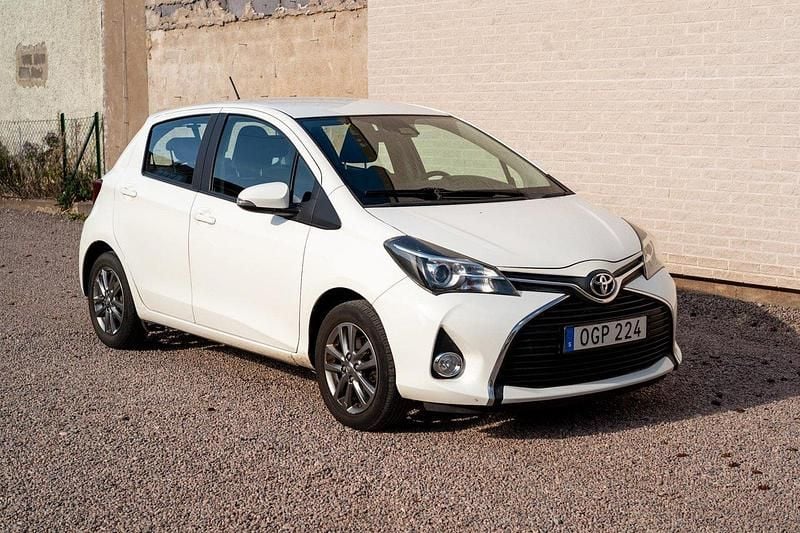 Vit Begagnad 2016 Toyota Yaris Active Halvkombi | 97 000 kr (Marknadspris) - Bild 1/4