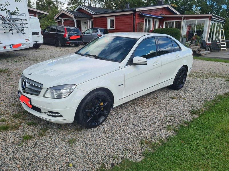 Vit Begagnad 2011 Mercedes C220 Avantgarde Sedan | 75 000 kr (Marknadspris) - Bild 1/4