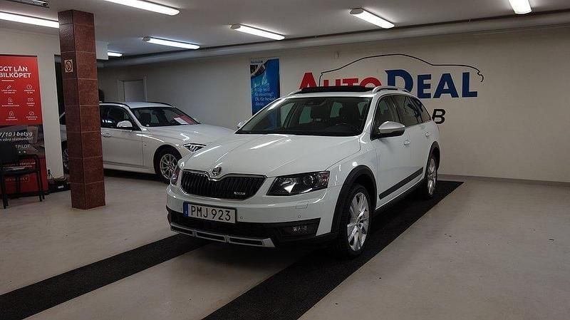 Vit Begagnad 2016 Skoda Octavia Scout Kombi | 164 900 kr (Bra pris) - Bild 1/4