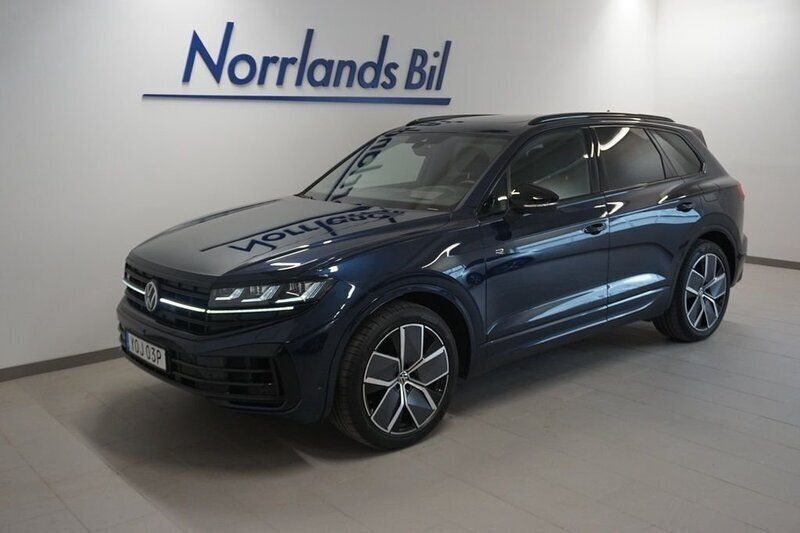 Mörkblå (meloe blue crystal) Begagnad 2024 VW Touareg R SUV | 919 900 kr (Dyr) - Bild 1/3