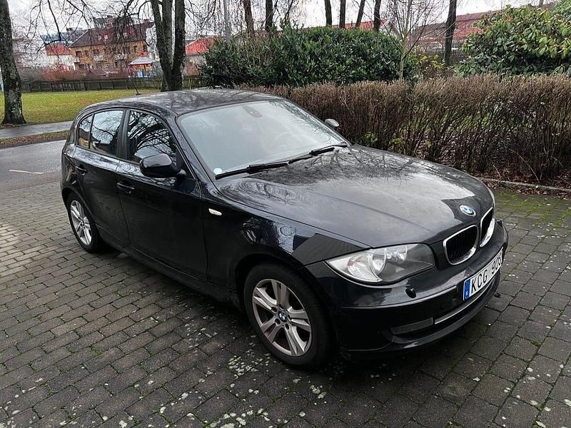 Begagnad 2010 BMW 118 Halvkombi | 54 900 kr (Marknadspris) - Bild 1/4