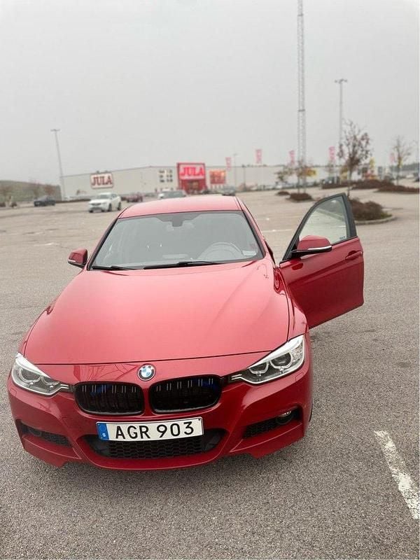 Röd Begagnad 2015 BMW 320 M Sport Sedan | 195 000 kr (Marknadspris) - Bild 1/4
