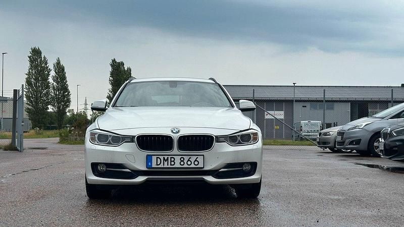 Vit Begagnad 2014 BMW 318 Sport Line Kombi | 129 500 kr (Marknadspris) - Bild 1/4