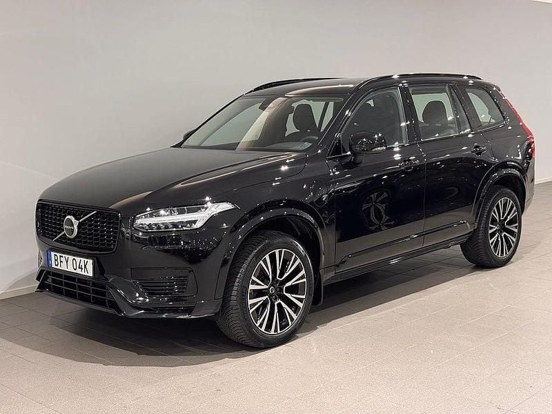 Svart Begagnad 2022 Volvo XC90 Plus SUV | 669 500 kr (Marknadspris) - Bild 1/3