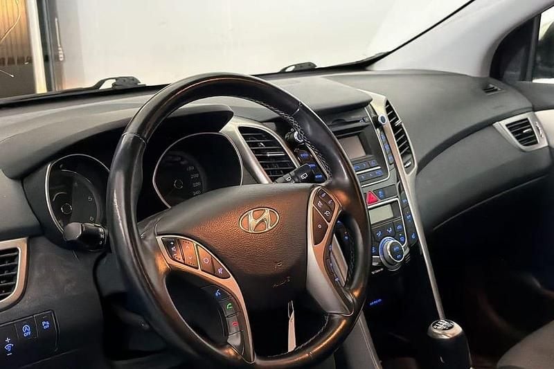 Begagnad Hyundai i30 112 HK (82 kW) 2013 Silver Halvkombi