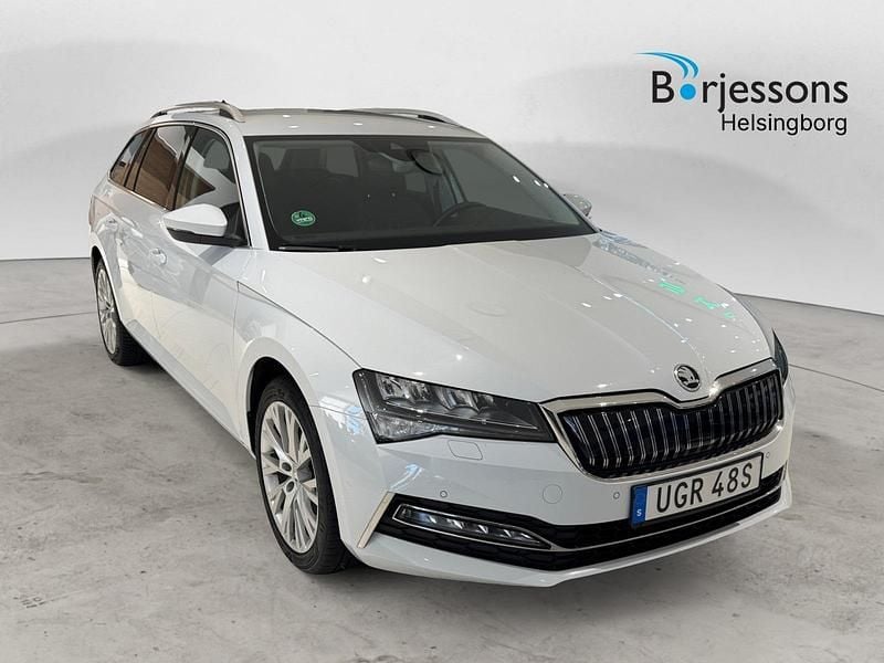 Vit Begagnad 2022 Skoda Superb Kombi | 284 900 kr (Marknadspris) - Bild 1/4
