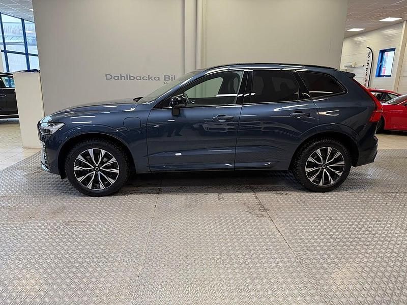 Begagnad Volvo XC60 Plus 350 HK (257 kW) 2023 Mörkblå SUV