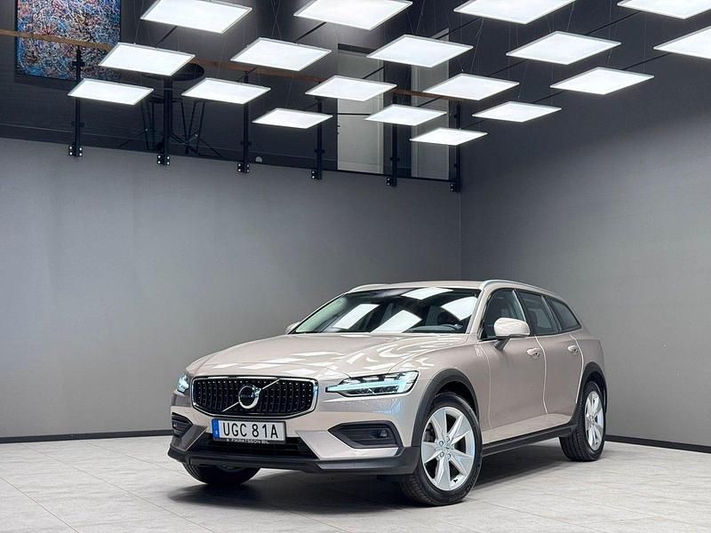 Ljusgrå Begagnad 2022 Volvo V60 CC Momentum Kombi | 359 900 kr (Marknadspris) - Bild 1/4
