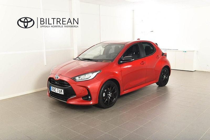 Röd Begagnad 2023 Toyota Yaris Hybrid Style Halvkombi | 248 900 kr (Lite dyr) - Bild 1/4