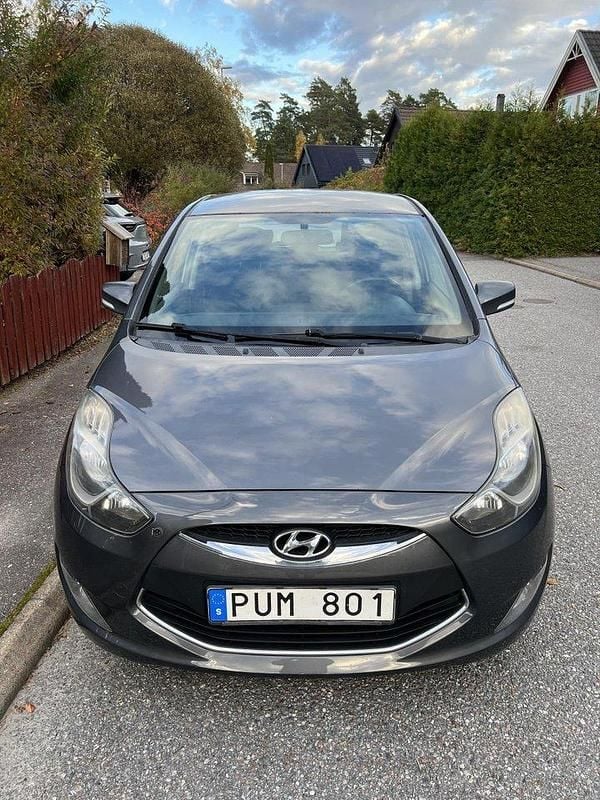 Grå Begagnad 2011 Hyundai ix20 Halvkombi | 40 000 kr (Marknadspris) - Bild 1/4