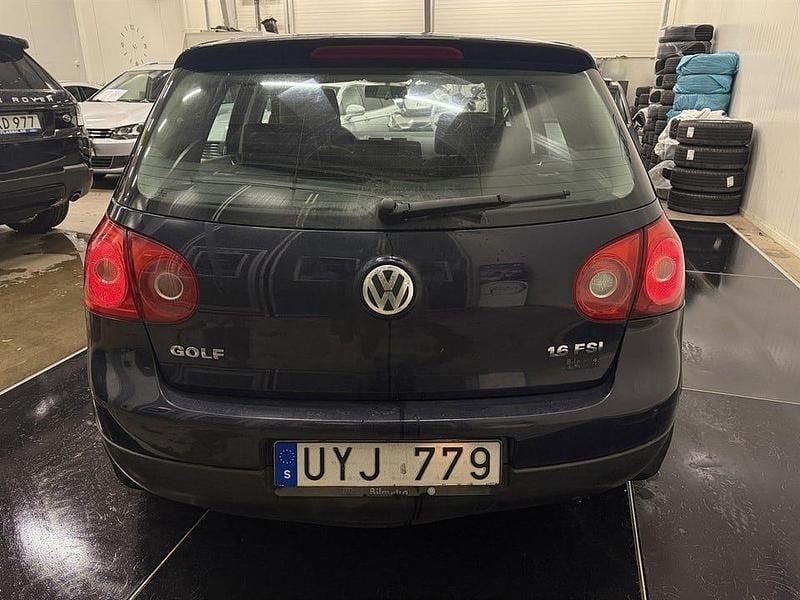 Begagnad VW Golf IV 116 HK (85 kW) 2004 Mörkblå Halvkombi