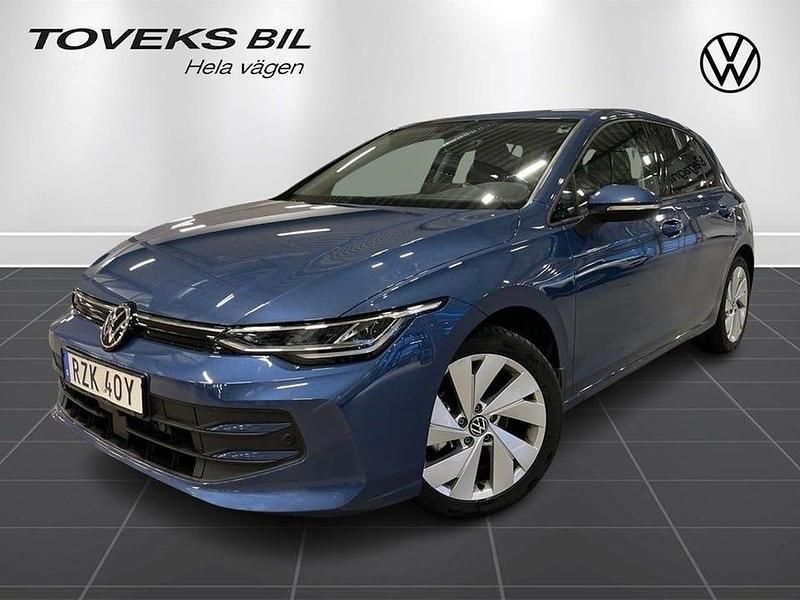 Anemone blue metallic Begagnad 2025 VW Golf VIII Life | 319 900 kr (Lite dyr) - Bild 1/4