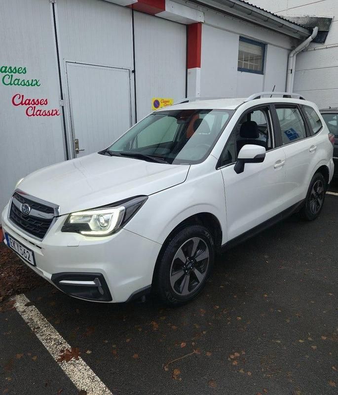 Vitmetalic Begagnad 2017 Subaru Forester SUV | 129 900 kr (Bra pris) - Bild 1/4