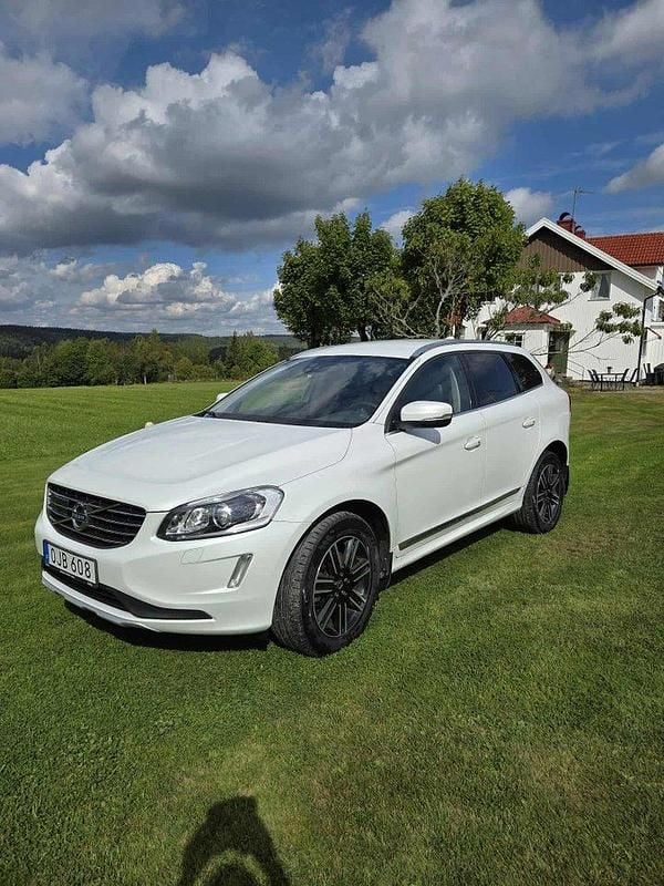 Vit Begagnad 2017 Volvo XC60 Standard SUV | 215 000 kr (Bra pris) - Bild 1/4