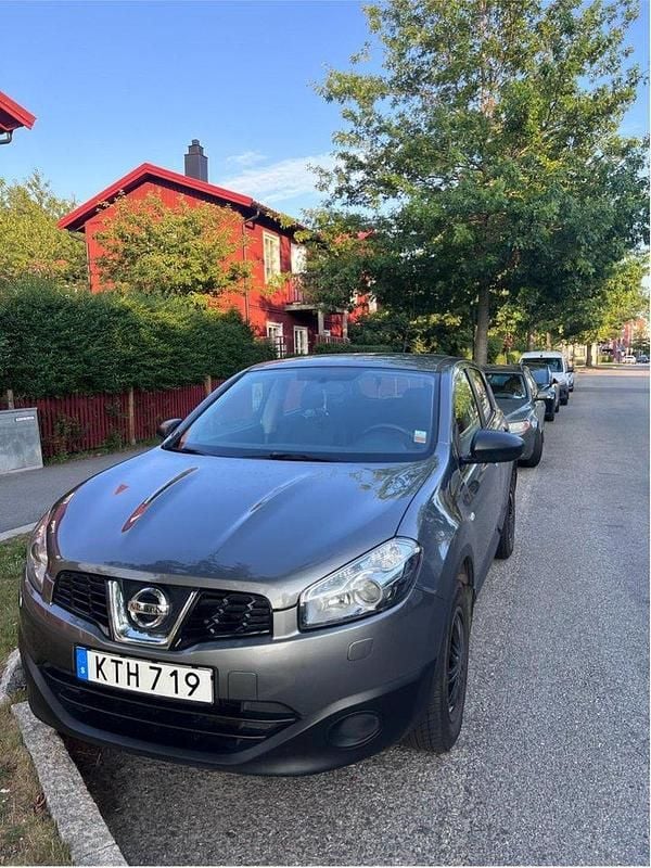 Grå Begagnad 2013 Nissan Qashqai SUV | 95 000 kr (Marknadspris) - Bild 1/4