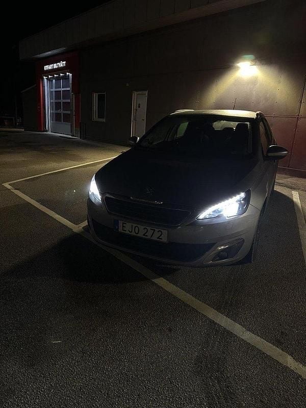 Grå Begagnad 2015 Peugeot 308 Allure Kombi | 105 000 kr (Marknadspris) - Bild 1/4