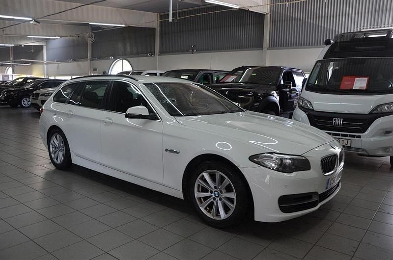 Vit Begagnad 2015 BMW 520 Kombi | 119 900 kr (Marknadspris) - Bild 1/4