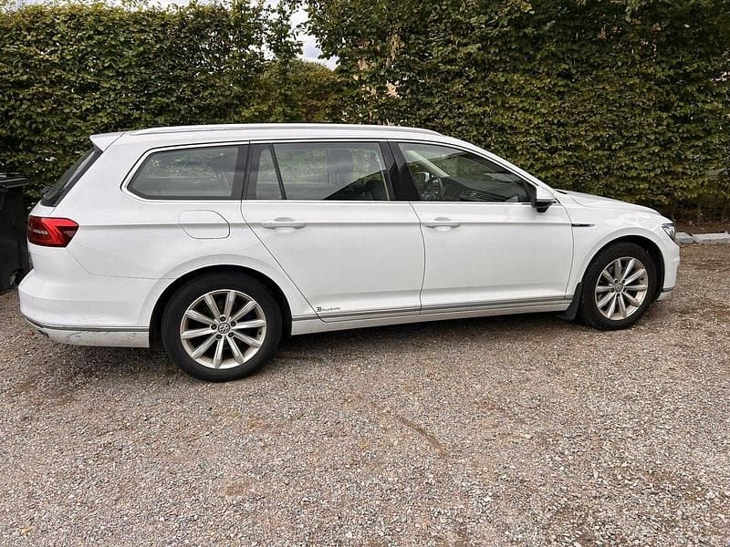 Vit Begagnad 2018 VW Passat GTE Kombi | 169 000 kr (Bra pris) - Bild 1/3