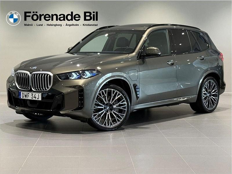 Grön (manhattan metallic) Ny 2025 BMW X5 Comfort Edition SUV | 1 122 000 kr (Marknadspris) - Bild 1/4
