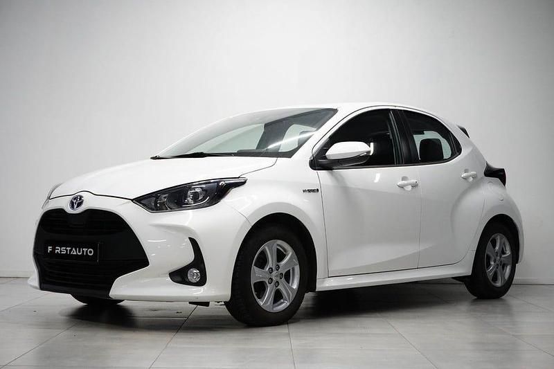 Vit Begagnad 2020 Toyota Yaris Hybrid Active Halvkombi | 179 900 kr (Marknadspris) - Bild 1/4