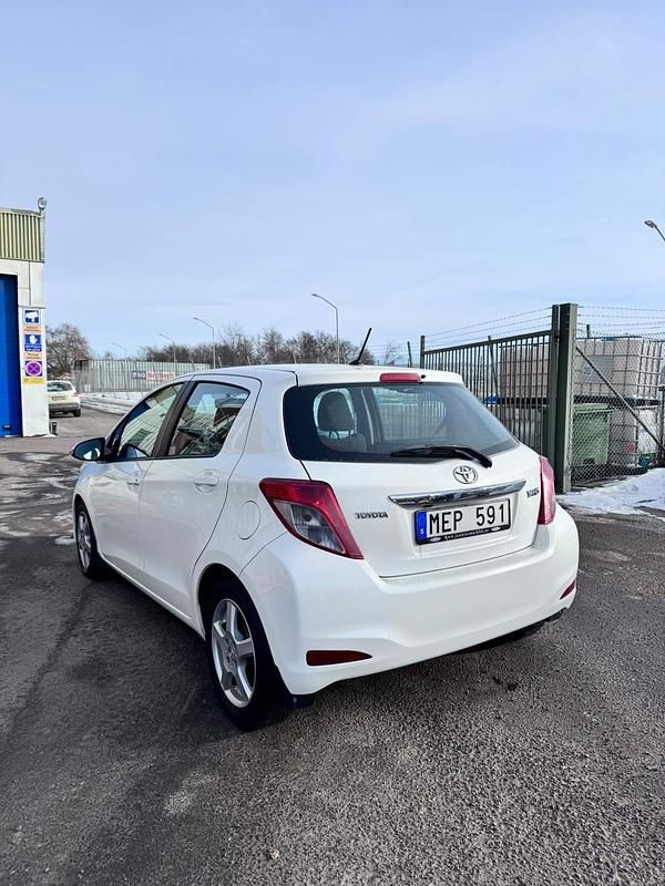 Begagnad Toyota Yaris 90 HK (66 kW) 2011 Vit Halvkombi