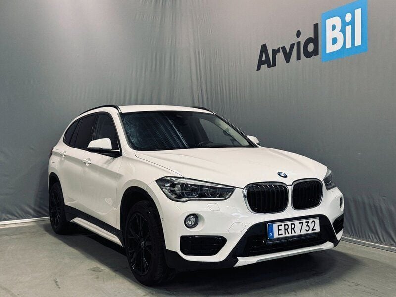 Vit Begagnad 2018 BMW X1 Performance SUV | 218 900 kr (Marknadspris) - Bild 1/3