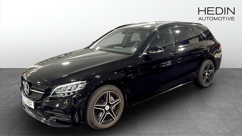 Begagnad 2019 Mercedes C300e AMG Kombi | 290 000 kr (Dyr) - Bild 1/4