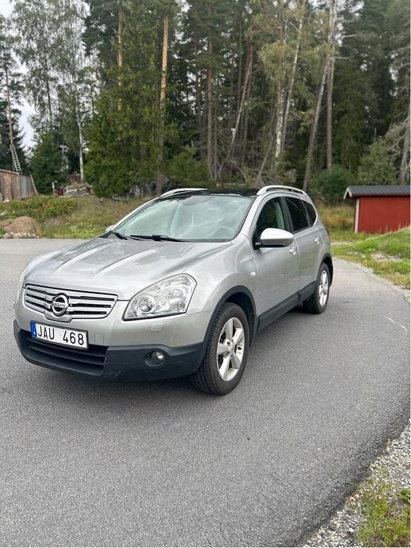 Silver Begagnad 2009 Nissan Qashqai +2 SUV | 49 000 kr (Bra pris) - Bild 1/4