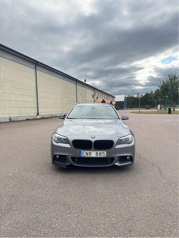 Grå Begagnad 2013 BMW 520 M Sport Kombi | 95 000 kr (Marknadspris) - Bild 1/4