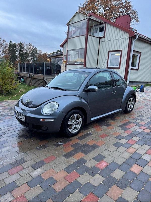 Grå Begagnad 2007 VW Beetle Highline Halvkombi | 20 000 kr (Superpris) - Bild 1/4