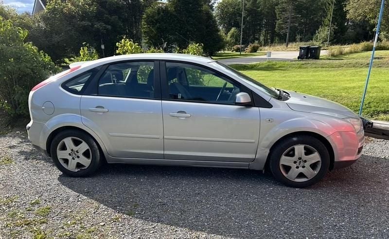 Grå Begagnad 2007 Ford Focus Trend Halvkombi | 20 000 kr - Bild 1/4