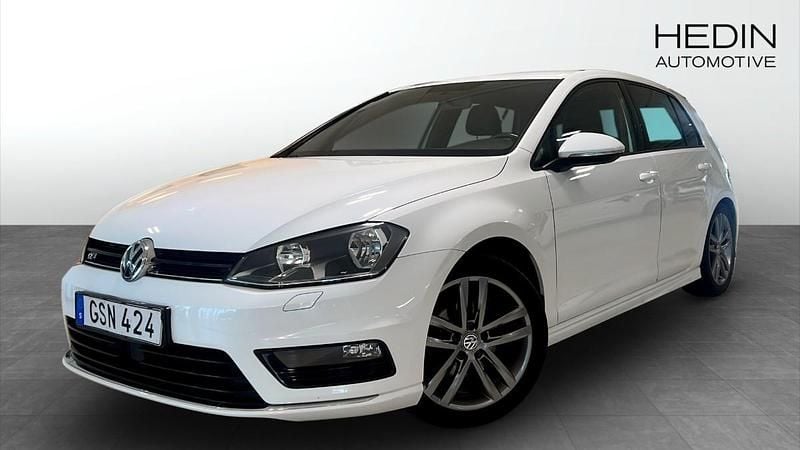 Vit (white) Begagnad 2015 VW Golf VII Sport Halvkombi | 114 900 kr (Marknadspris) - Bild 1/4