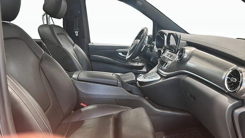 Svart Begagnad 2023 Mercedes 300 Kombi | 735 000 kr - Bild 1/2