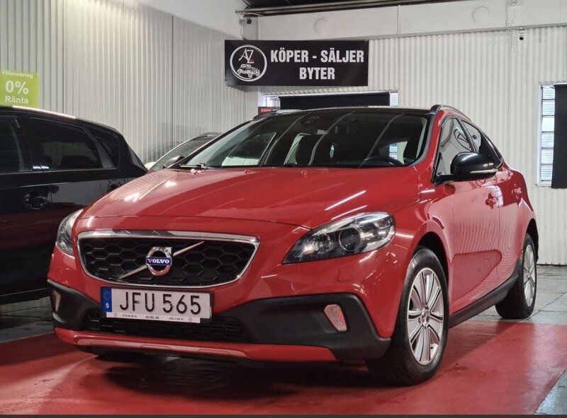 Röd Begagnad 2016 Volvo V40 CC Momentum Kombi | 155 000 kr (Marknadspris) - Bild 1/4
