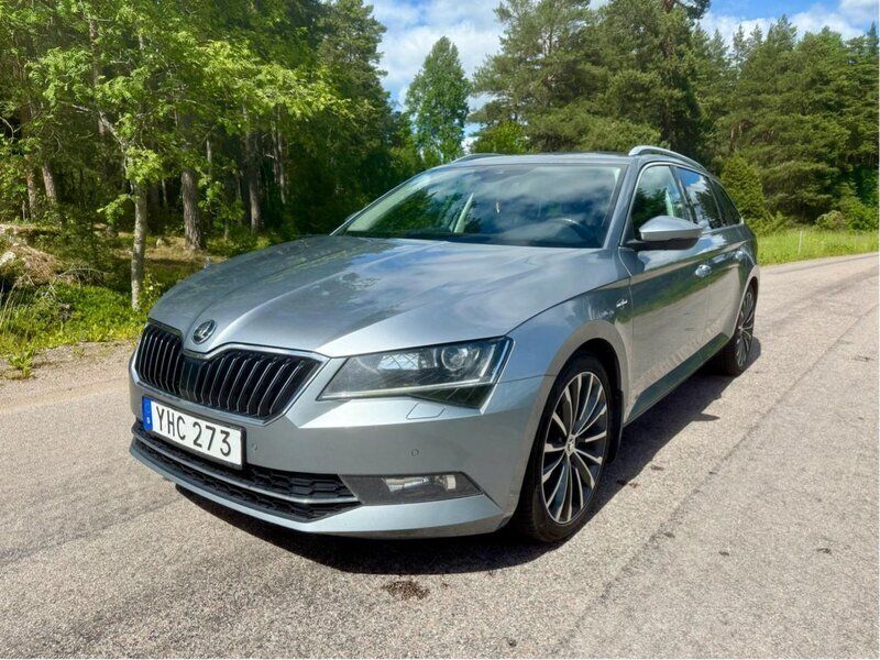 Grå Begagnad 2017 Skoda Superb LAURIN & KLEMENT Kombi | 179 900 kr (Superpris) - Bild 1/4