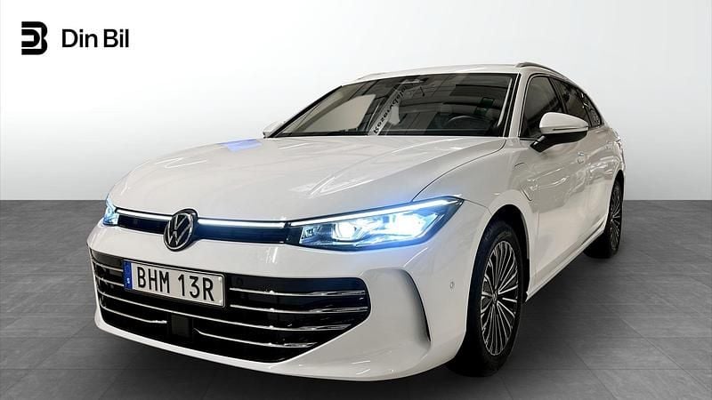 Vit Begagnad 2024 VW Passat Elegance Kombi | 454 500 kr (Bra pris) - Bild 1/4
