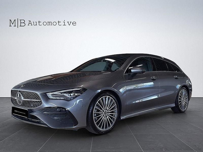 Mörkgrå Begagnad 2024 Mercedes CLA200 Shooting Brake AMG Line Premium Kombi | 419 900 kr (Marknadspris) - Bild 1/4