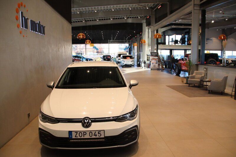 Vit Begagnad 2021 VW Golf Alltrack Kombi | 299 000 kr (Marknadspris) - Bild 1/4