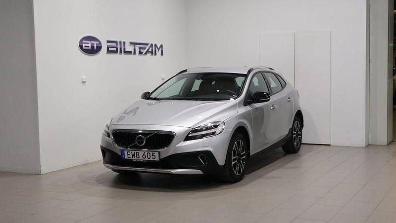 Begagnad Volvo V40 CC Momentum 152 HK (111 kW) 2018 Silver metallic Kombi