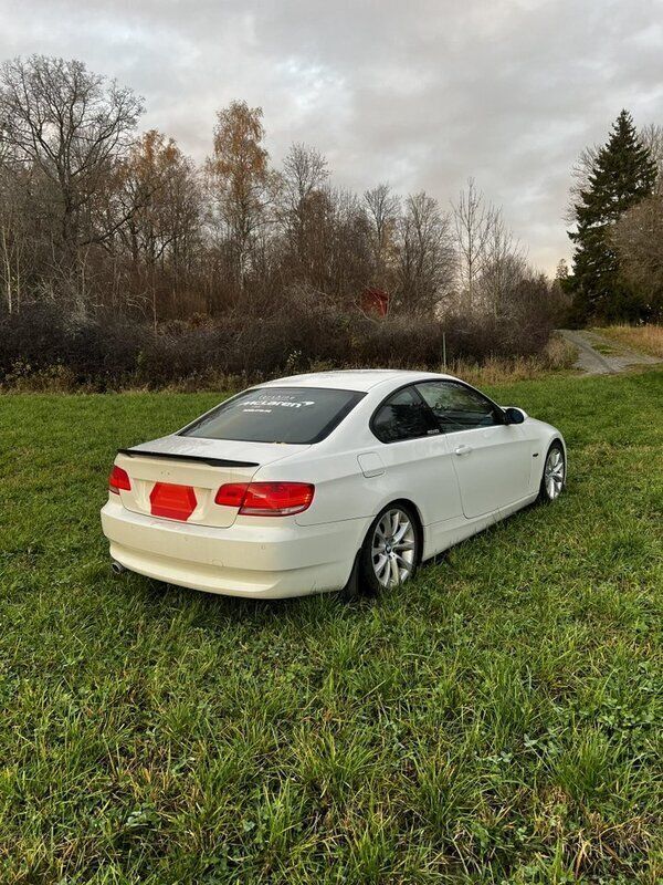 Vit Begagnad 2009 BMW 320 Sportkupé | 120 000 kr - Bild 1/4
